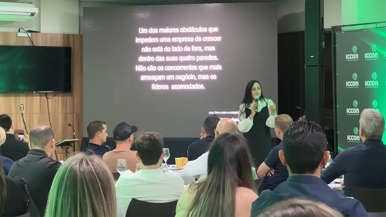 Flávia de Sá da Viasoft palestrando no Iccon Connection 2025 sobre liderança